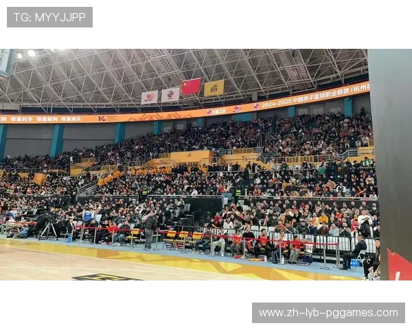 闽篮铁血精神再现足球场 CBA福建跨界挑战纪录片全景呈现